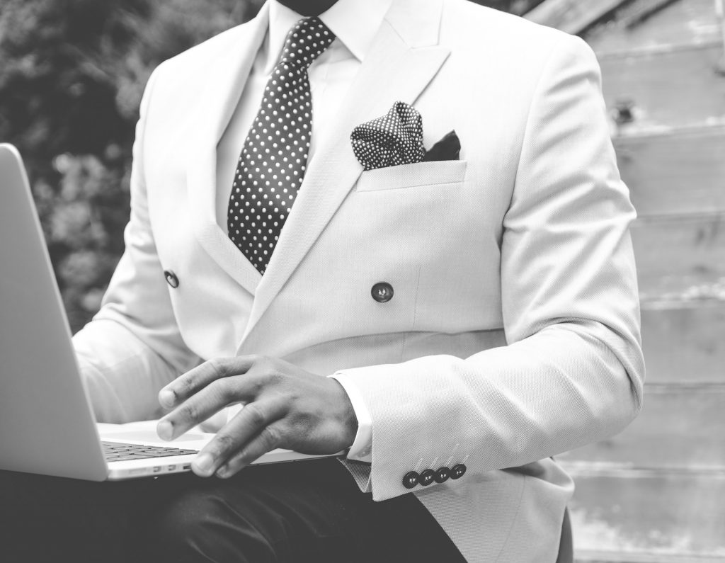 suit-869380_1920