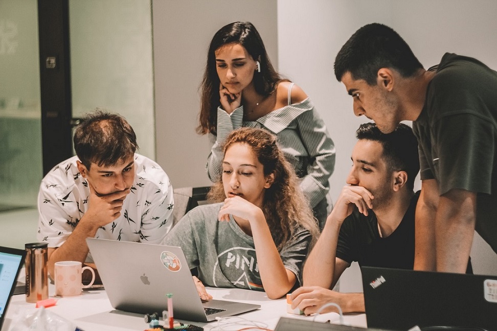 HERO__lala-azizli-cBUTPbTeDB0-unsplash People in a meeting