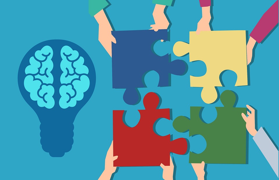 brain-gf13407370_1920 Brainstorming with hands playing puzzles